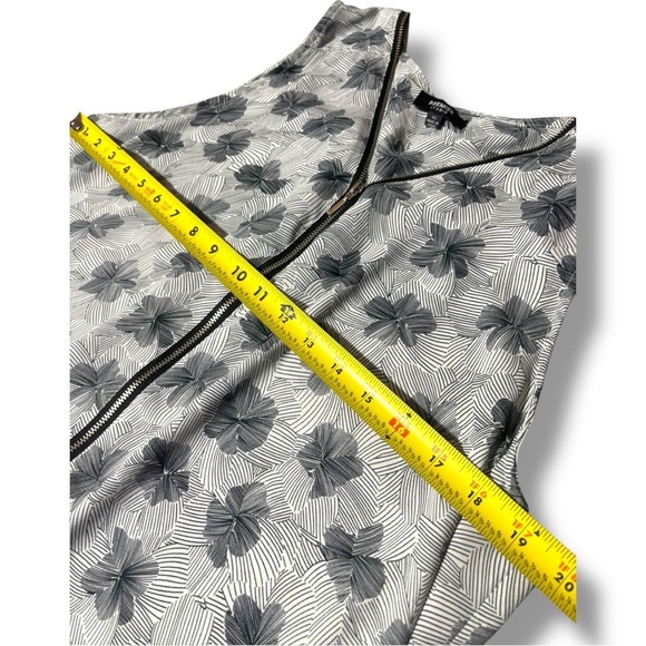 Premise Blue/Gray Floral Geometric Print High-Low 1/2 Silver Zip Front Blouse - Picture 15 of 16